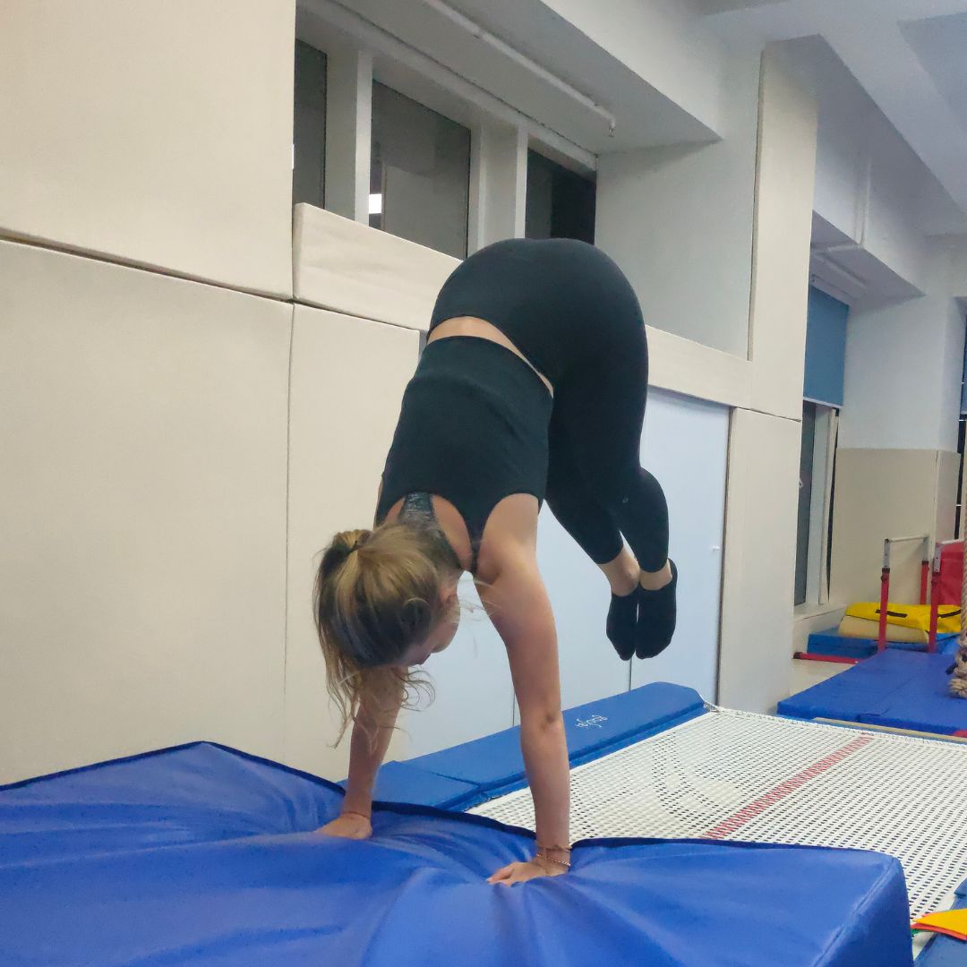 If you're a young athlete dreaming of flipping, twisting, and soaring in competitive gymnastics, this guide lays out the path ahead. Competitive gymnastics training builds strength, flexibility, and focus while pushing limits. It starts with basics like learning routines on bars, beam, vault, and floor. Variations include artistic gymnastics for precision or rhythmic for grace with tools. Many kids begin early, around age 6 to 8, to develop skills for higher levels. At ProActiv Sports, we offer top programs to help. Ready to compete? Check out our competitive gymnastics programs tailored for Hong Kong youth. Getting Started in Competitive Gymnastics